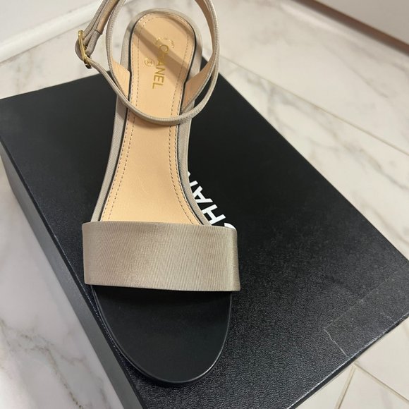 NIB - Gorgeous Chanel Pearl and Gold Wedges - Collector's Dream - Picture 6 of 8